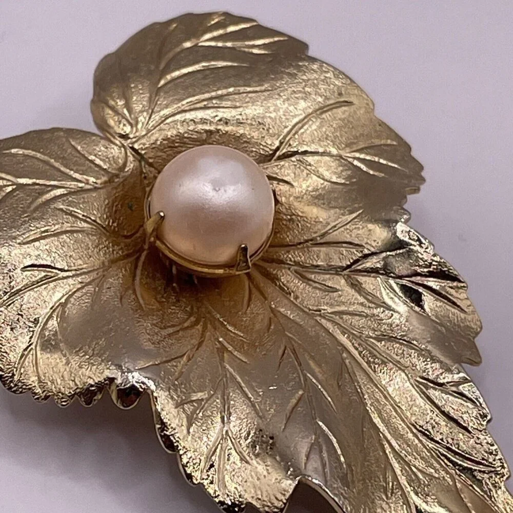 Vintage Sarah Coventry Gold Tone Faux Pearl 3D Leaf‎ Brooch Pin Textured